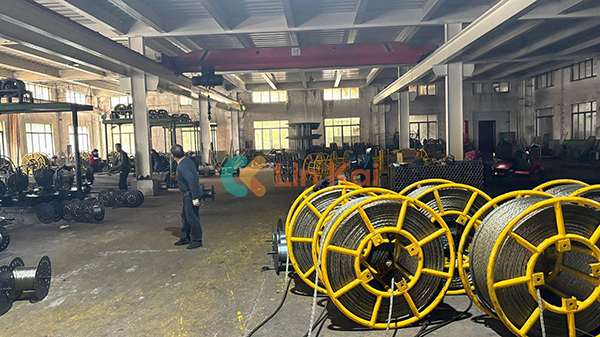 Ningbo Lingkai Electric Power Equipment Co., Ltd. သည် လျှပ်ကူးပစ္စည်းများကို ကြိုးနှင့်ဆွဲခြင်းအတွက် မလေးရှားနိုင်ငံသို့ အရည်အသွေးမြင့် သံမဏိကြိုးများကို ပို့ဆောင်သည်