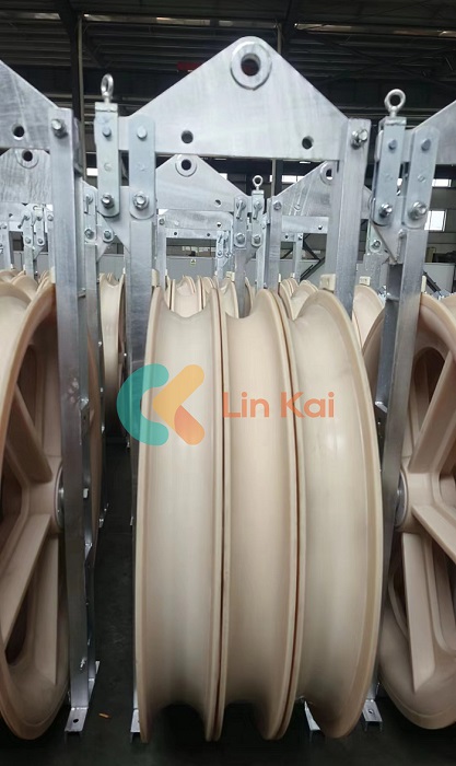 Three Wheel Nylon Conductor Pulleys သည် Xinjiang China ပရောဂျက်နေရာသို့ ပို့ဆောင်သည်။